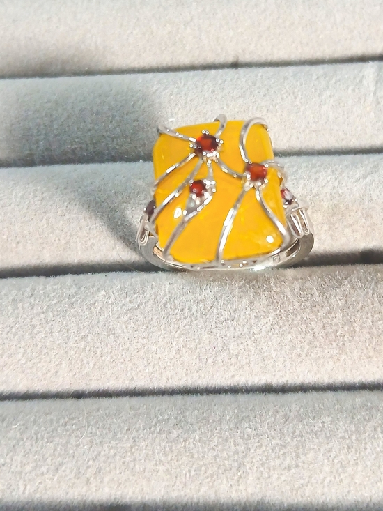 Fit agains Jewelry - Sterling Silver Yellow Jade With 3 Small Garnets.